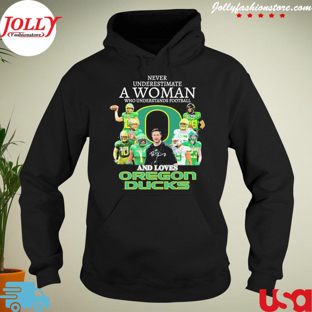 Never underestimate a woman who understands Football and love Oregon ducks s hoodie-black